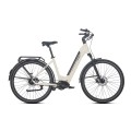 Luxe_bezowy_rower_elektryczny_typu_commuter_z_niskim_wejsciem_i_napedem_centralnym_b32aa651-a50e-4560-8a2e-7894f0f3d8de.jpg